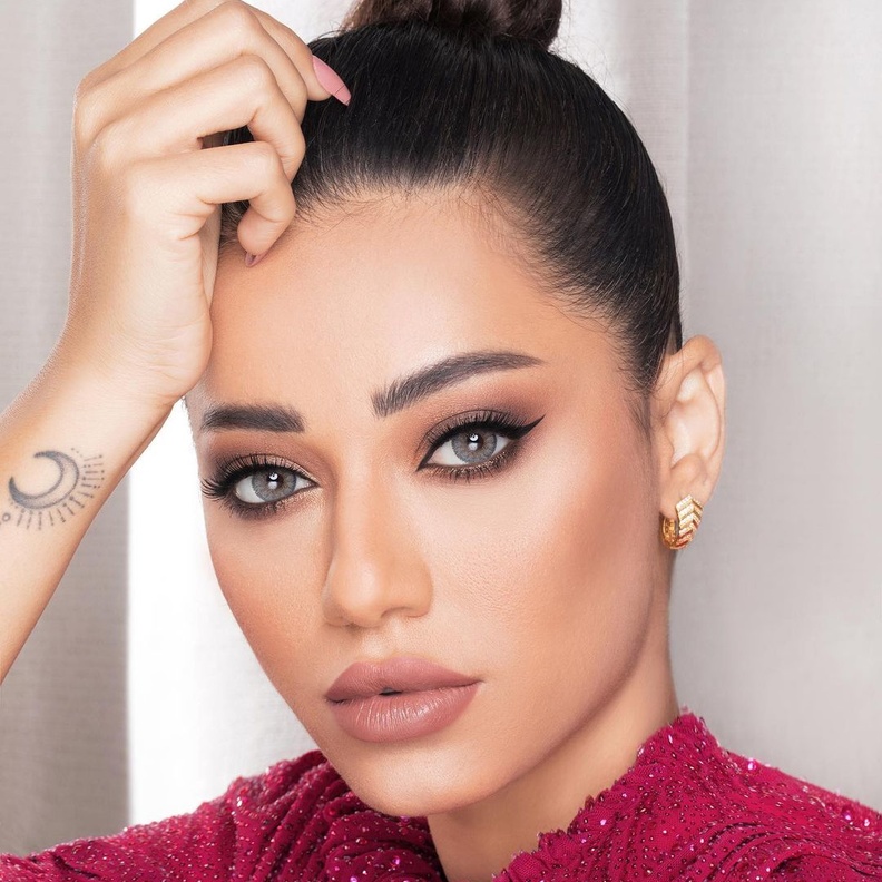 طرق مختلفة لرسم الآيلانير الكلاسيكي من وحي النجمات العرب