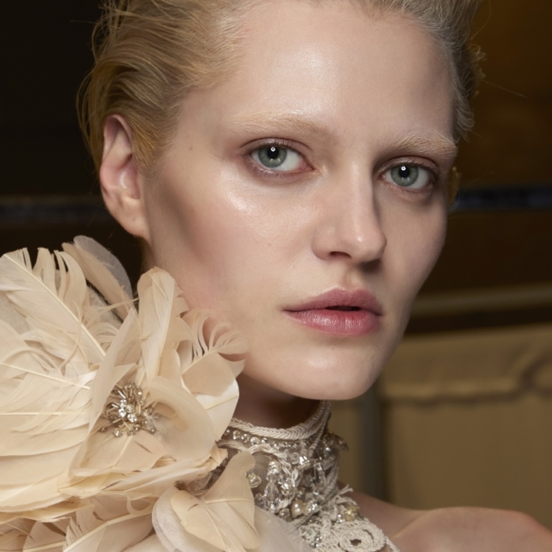 البلاشر الكريمي والبرونزي للوجه الطويل من وحي Elie Saab