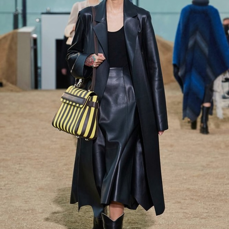 قماش الجلد يزيّن تصاميم معطف الترانش الذي لا غنى عنه في خريف 2022