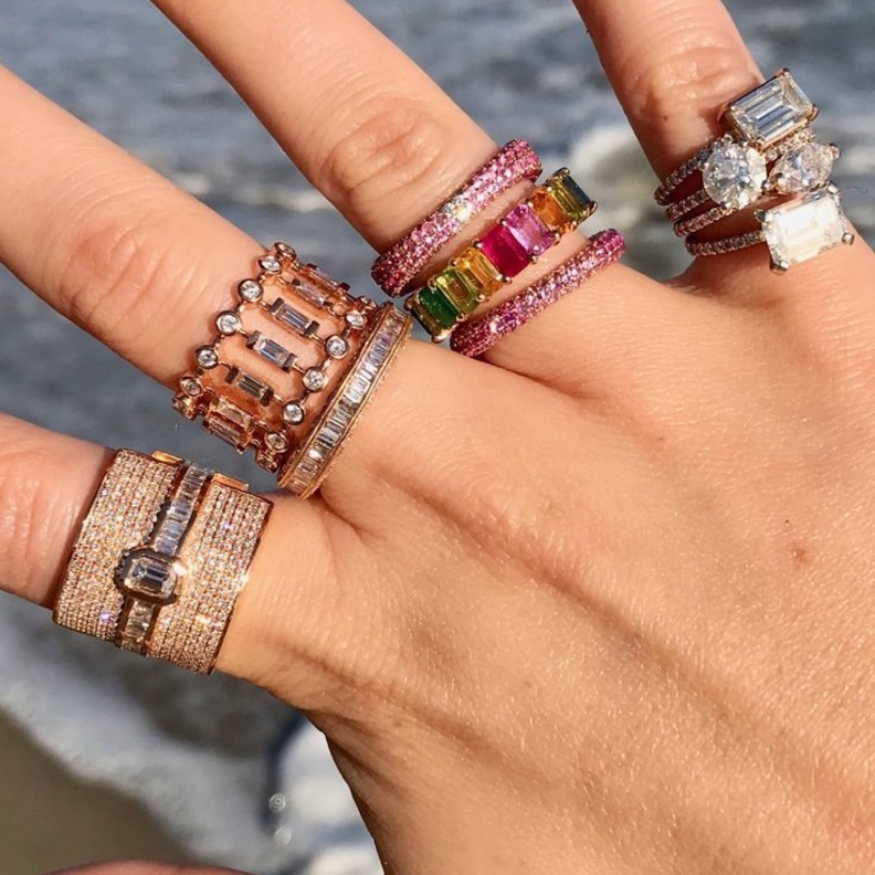 الخواتم الملونة تمنح موضة التكديس اشراقة جذابة الصورة من شاي