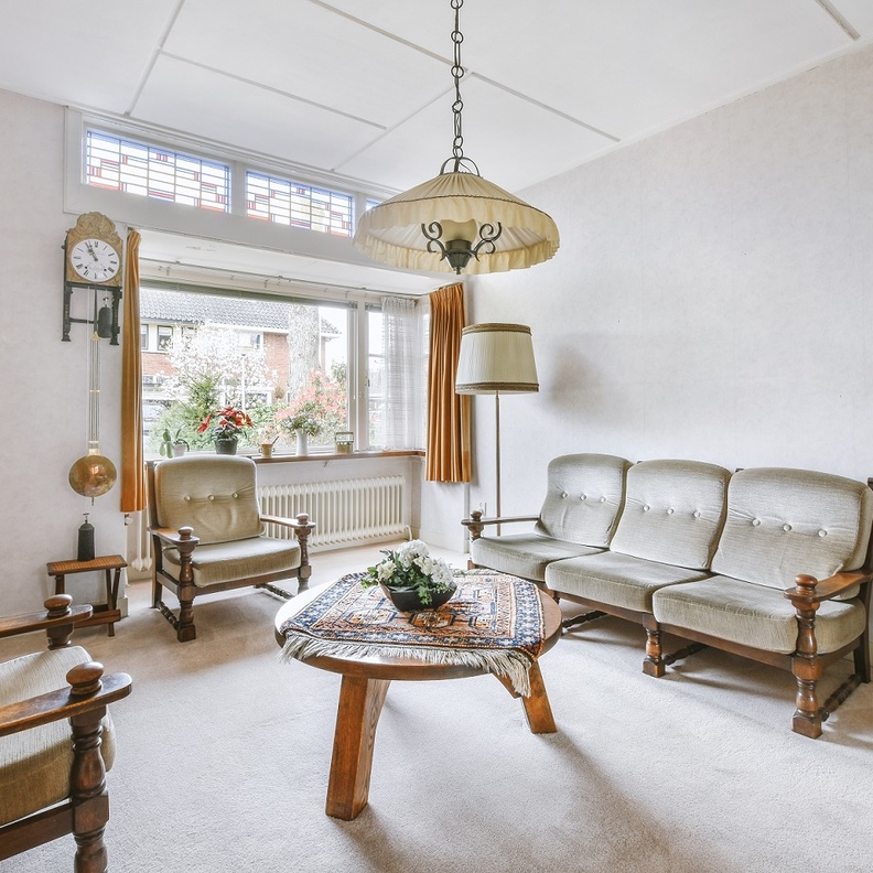 الستائر القصيرة تؤدي إلى قطع الجدران إلى قسمين، مما يجعل الغرفة تبدو أصغر حجماً