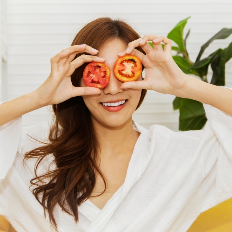 الطماطم قادرة على تخليص عيونك من الهالات السوداء
