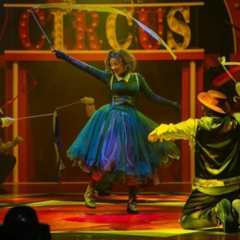 الفنانة شهد العميري تلفت الأنظار بمشاركتها في المسرحية الاستعراضية السيرك بالرياض