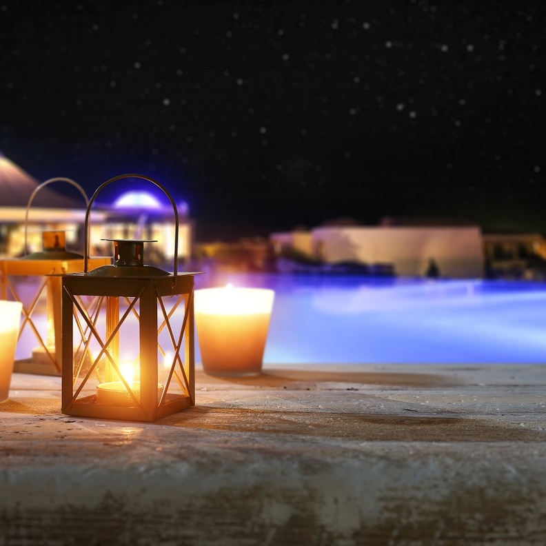 أفكار مختلفة لإضاءة المسبح في الفناء الخلفي الخاص بالمنزل