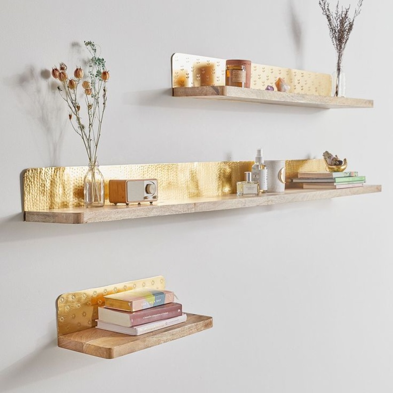 المعدن الذهبي البراق مع الخشب في تصاميم رفوف مودرن