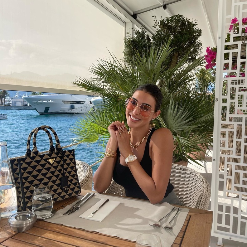 النجمة ياسمين صبري بقطع مجوهرات ذهبية اللون