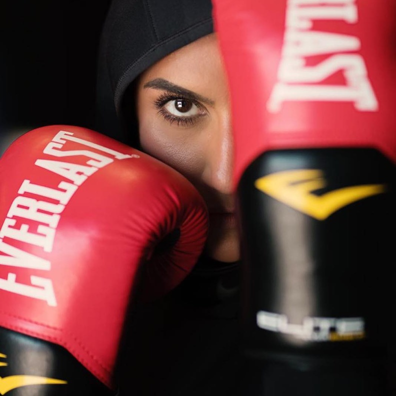 تشتهر فهيمة فلكناز بأنها أول إماراتية تدخل عالم الملاكمة