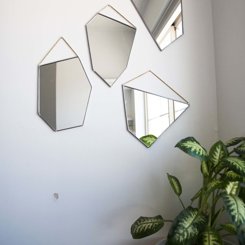 تصاميم مجموعة من المرايا الهندسية تغني جدران المنزل