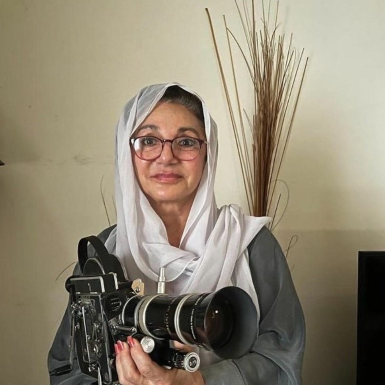 تعرفوا على المخرجة والناقدة السينمائية "منى النمرسي" بمناسبة استعدادها لتقديم دورة صناعة الأفلام والإخراج السينمائي