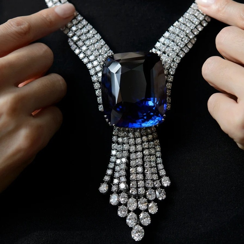 حجر الياقوت الأزرق الفاخر في أرقى المزادات العالمية