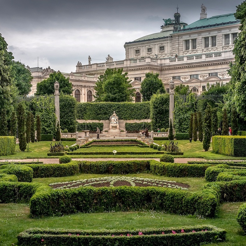 حديقة الزهور في فيينا مميزة للعروسين