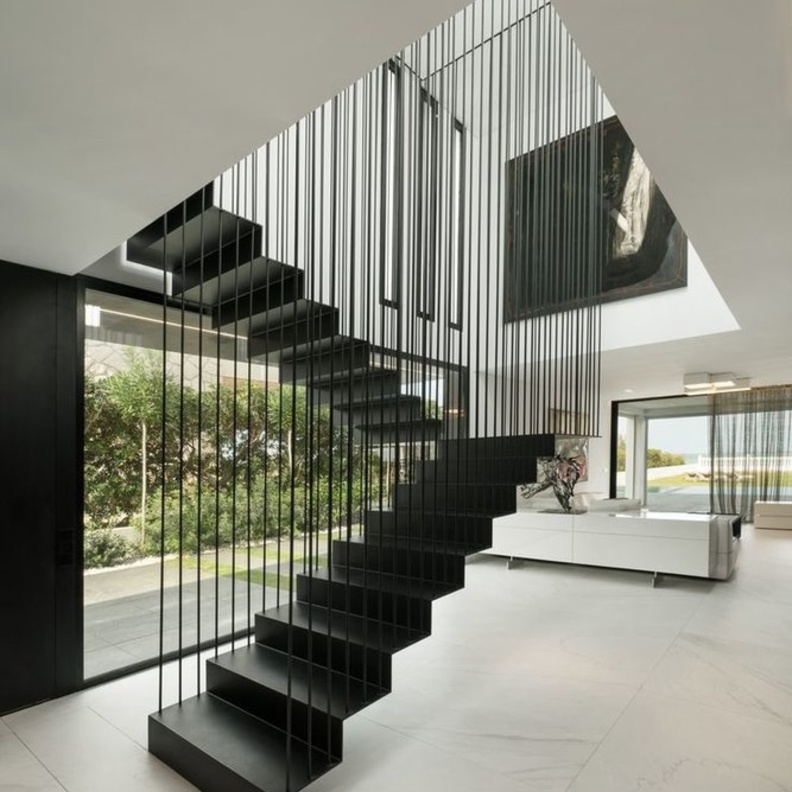 أجمل تصاميم الدرج في المنازل الطابقية وأفكار لإنارته