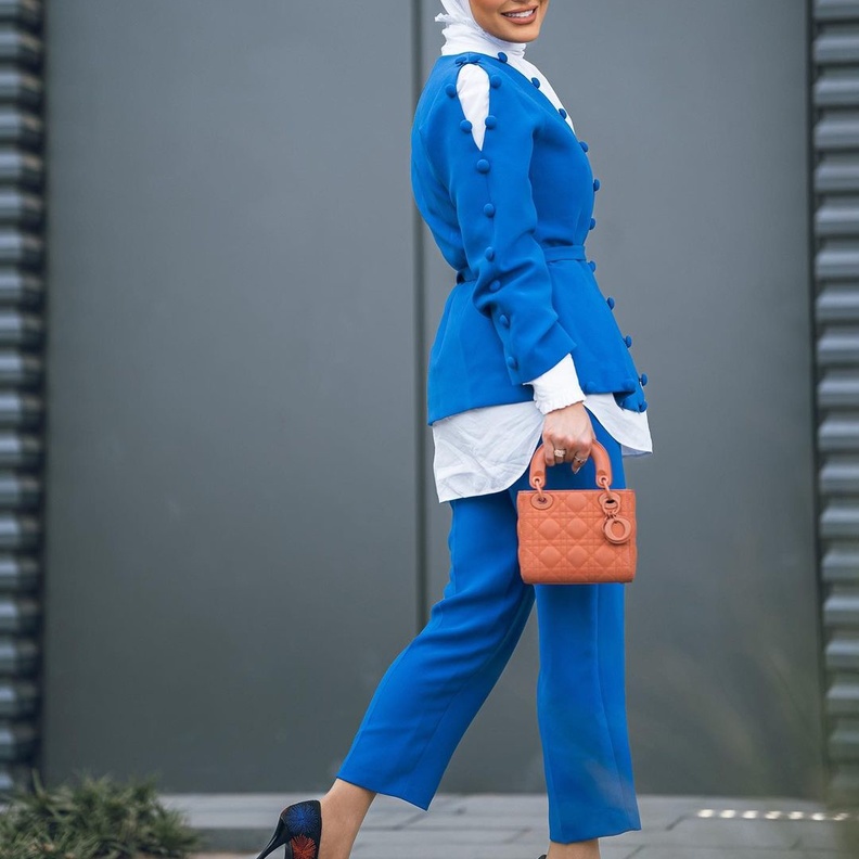 اللون الأزرق الجذاب اختارته دلال الدوب ببدلة عصرية ونسّقتها بأسلوب فريد وشبابي