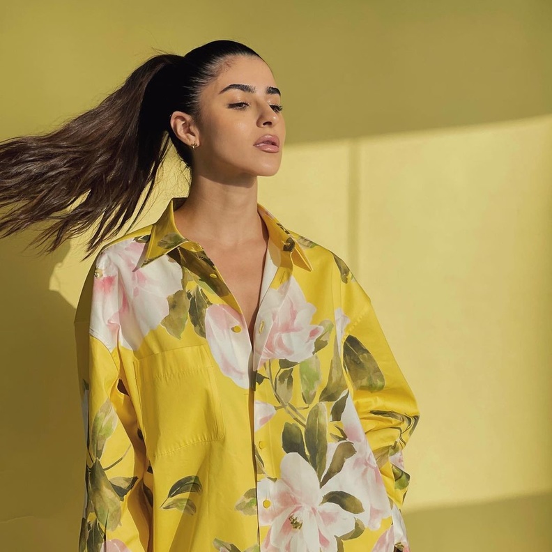 كيفية تنسيق اطلالات باللون الأصفر بأسلوب عصري مستوحى من الفاشينيستا