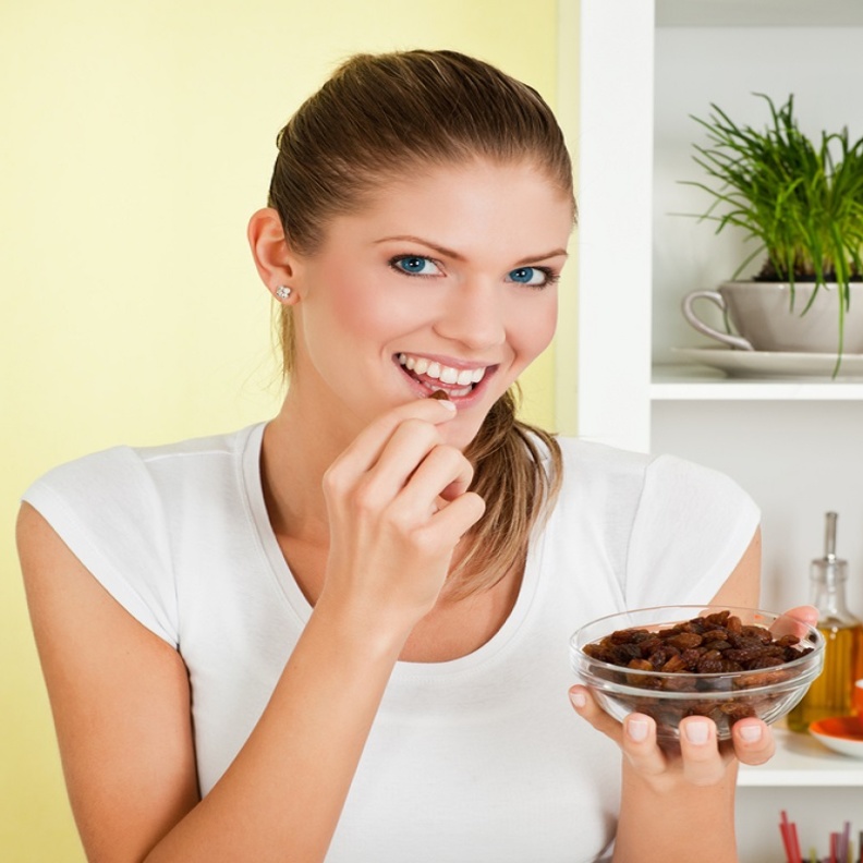 للنساء.. تمتعي بهذه الفوائد عند تناول الزبيب