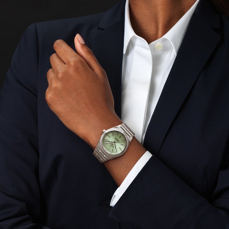 ساعات فريدة من نوعها ذات أقراص ساعة باللون الأخضر