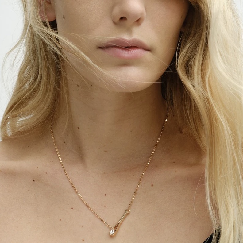 سلسال ذهبي وردي ناعم من ريبوسي 