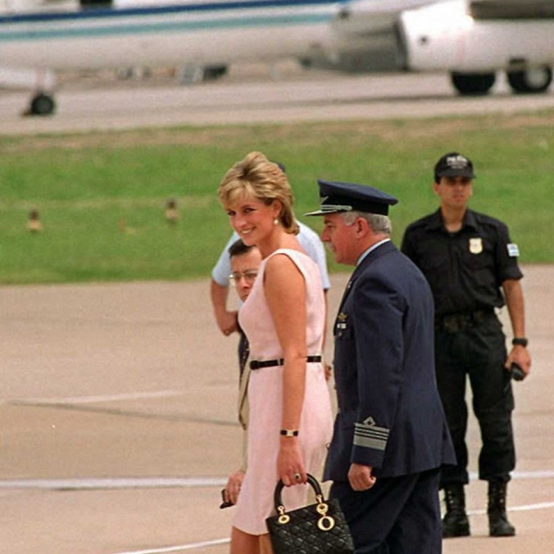 سميت في الأصل حقيبة Chouchou لكن أعادت Dior تسمية الحقيبة بعد أن شوهدت تحملها الأميرة ديانا