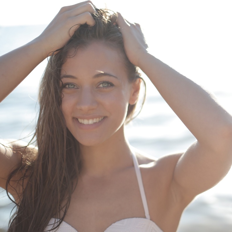 تخلصي من جفاف شعرك وأعيدي الرطوبة إليه بأفضل زيت طبيعي