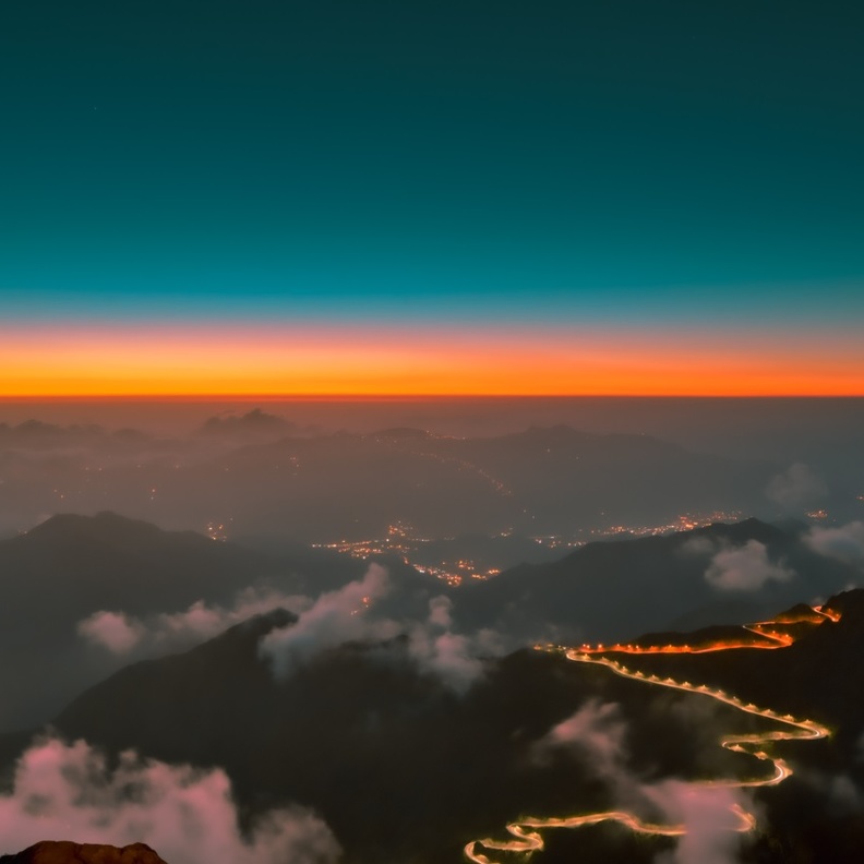 أجمل اللحظات مع غروب مدهش في عسير - المصدر روح السعودية