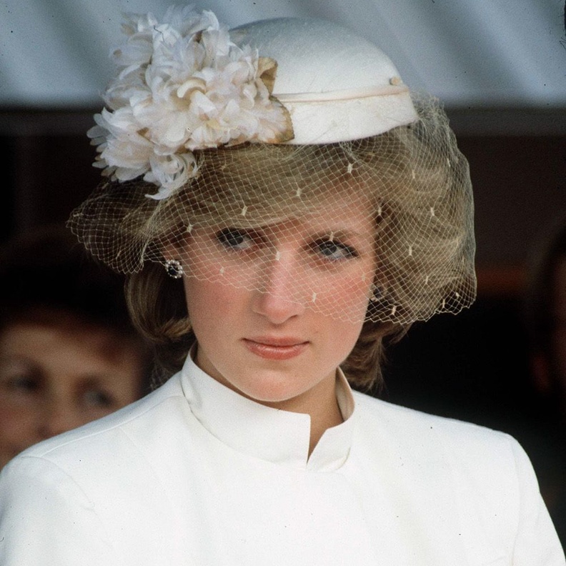 قصات شعر ذكورية مع التاج الملكي بأسلوب الليدي ديانا