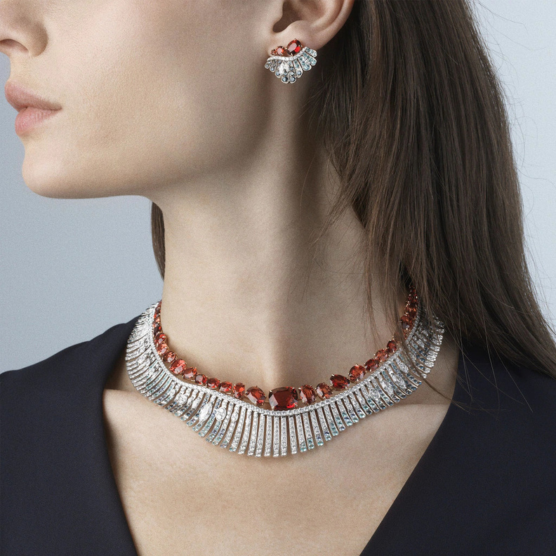 قلادات فاخرة بأنواع وأشكال مختلفة لإطلالات جذابة