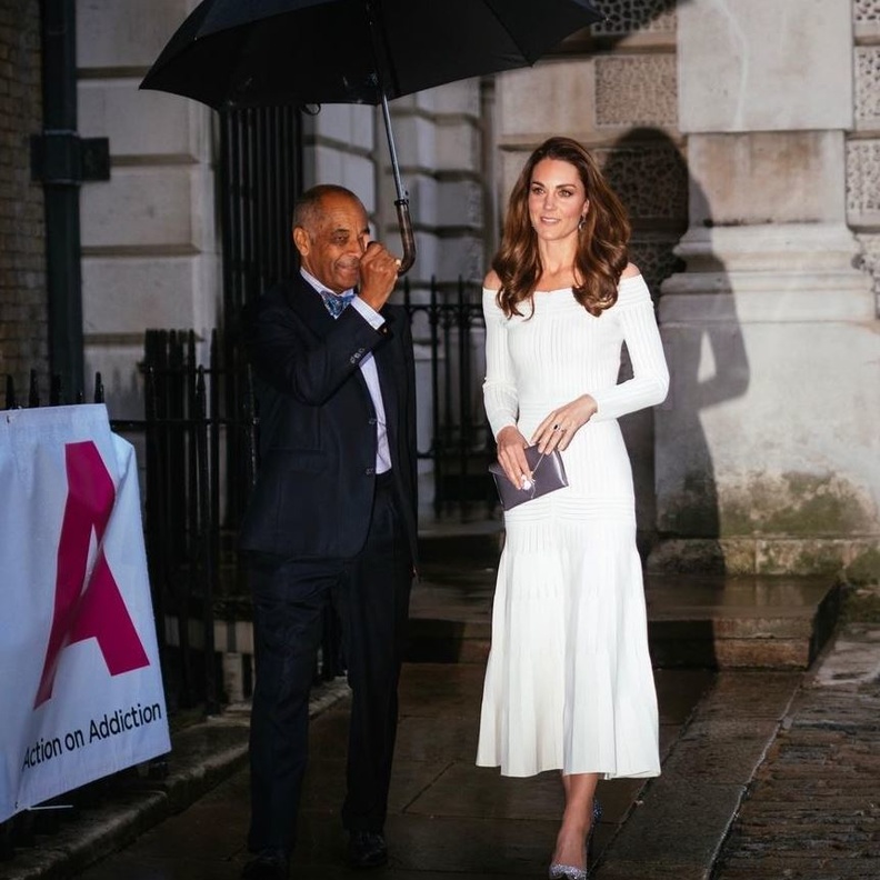 كانت أشبه بسندريلا عندما أطلت بفستان أبيض وحذاء مزيّن بالترتر في عام 2019