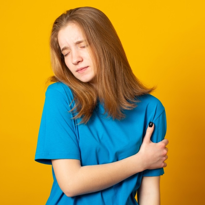 ما الذي يسبب الم الذراع بعد تطعيم لقاح فيروس كورونا