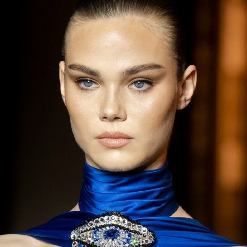 مكياج يمنح عيون مشرقة من دار Zuhair Murad