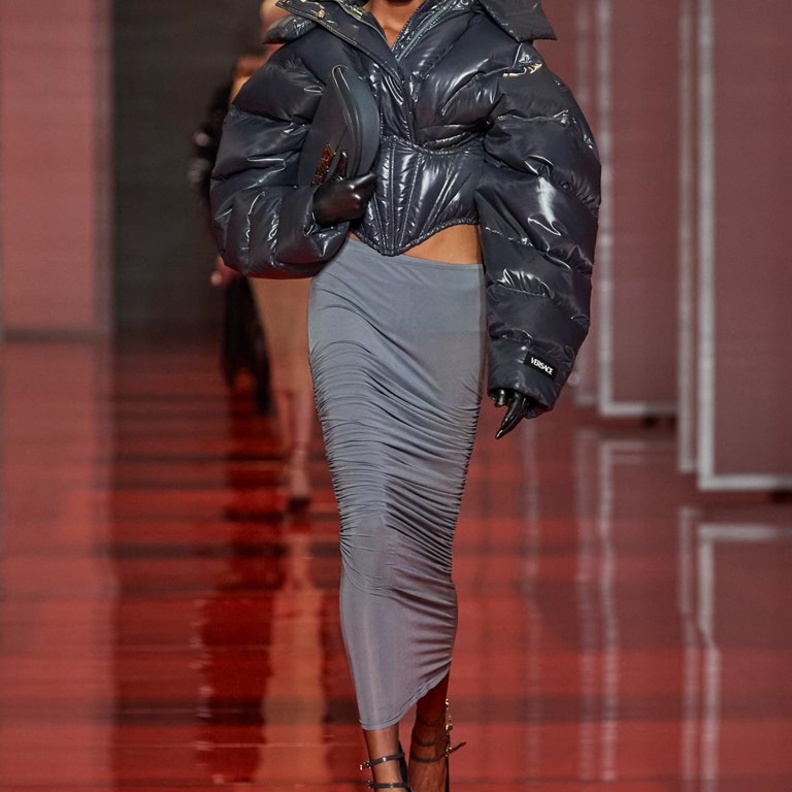من عرض دار Versace لخريف وشتاء 2022