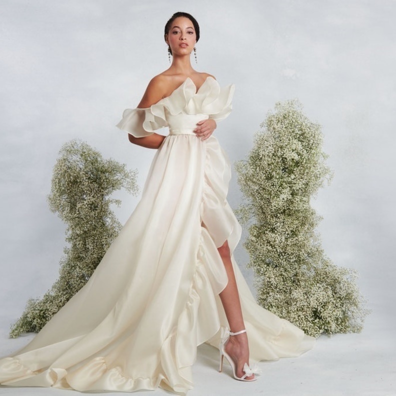 موديلات فساتين زفاف على الشاطئ@odylynetheceremony