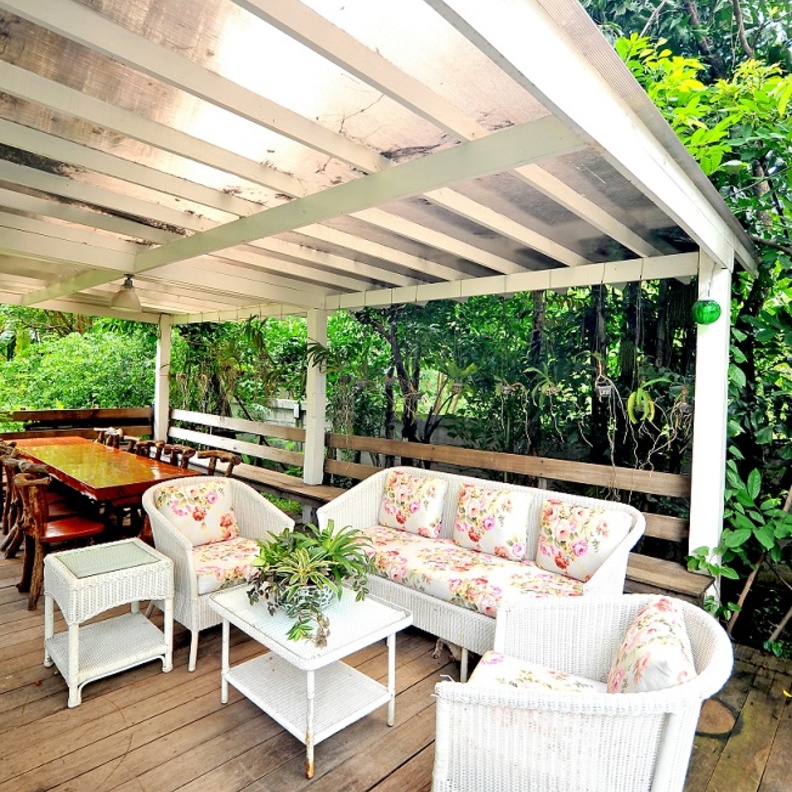 واختاري المنسوجات ذات نقوشات الزهور والنباتات لتكون أكثر تناغماً مع الأجواء الخارجية للغرفة