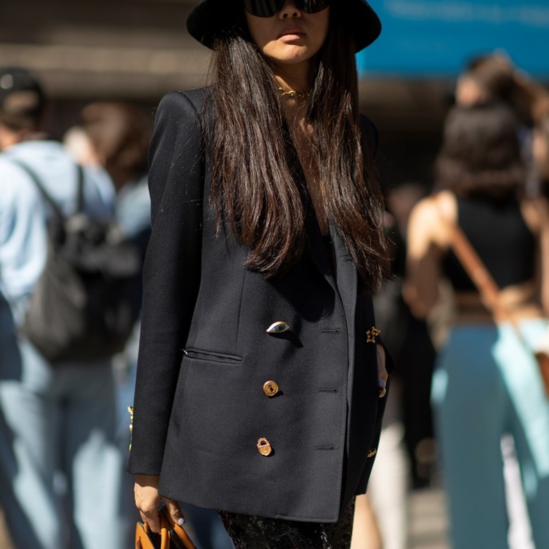 يتعلم برج العذراء كيفية الجمع بين الأشياء من خلال قراءة كتب مختلفة عن الموضة