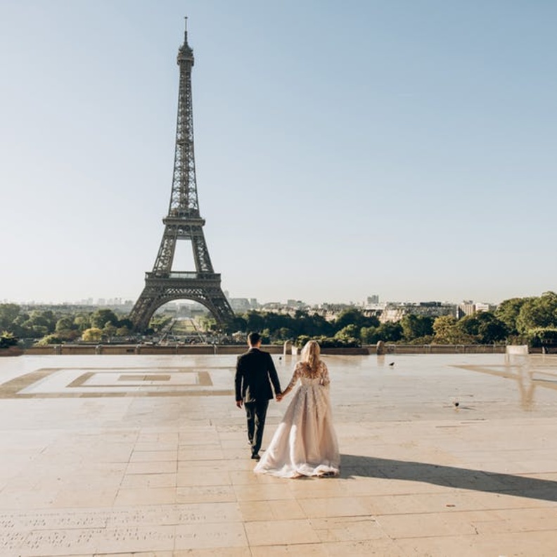 يجتذب برج ايفيل أغلب العرسان لالتقاط صورا مميزة بالقرب منه
