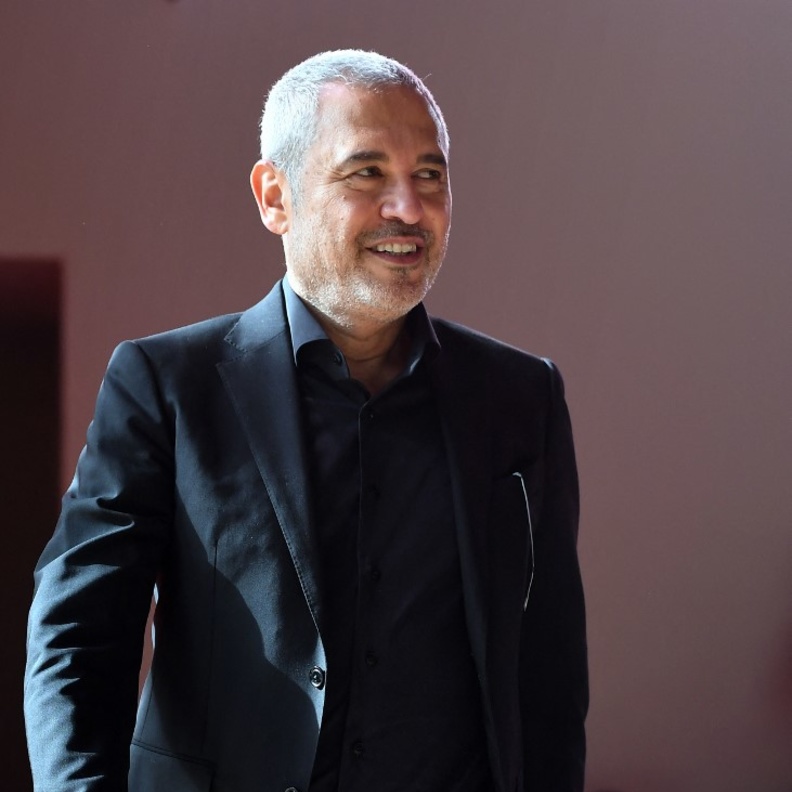 ايلي صعب إسم للإبداع ومرجع للأحلام والذوق الراقي في عالم الموضة