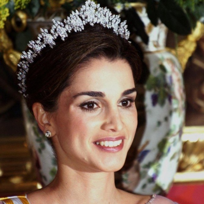 الملكة رانيا ترتدي تاج Queen Alia’s Cartier Tiara للملكة علياء في حفل تنصيب زوجها على عرش الأردن