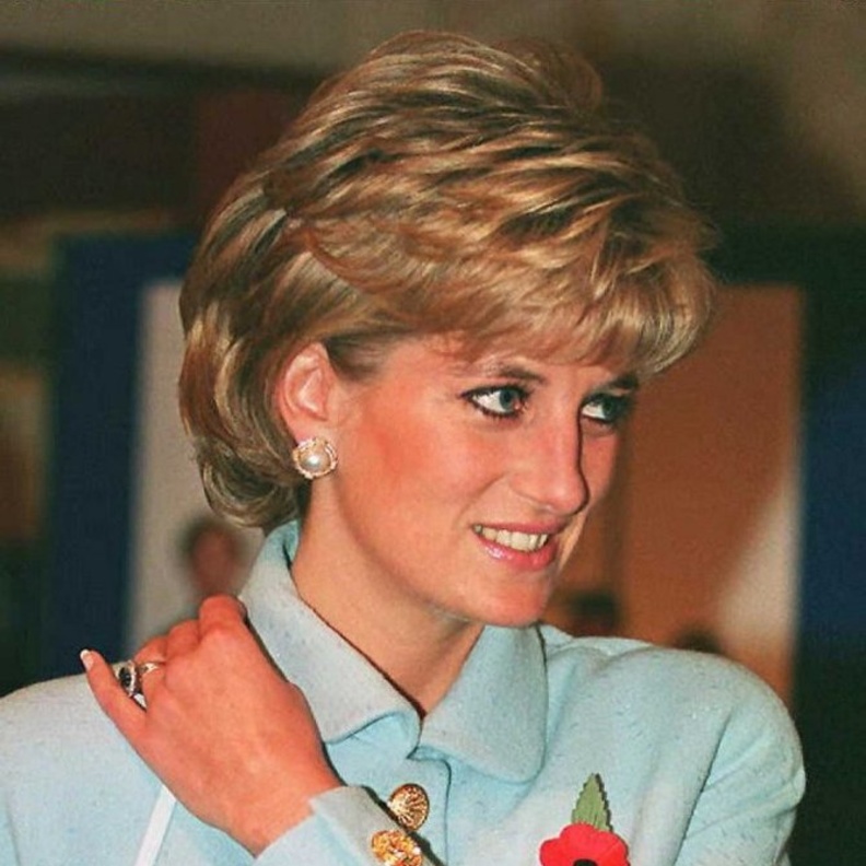 الأميرة ديانا ترتدي خاتم خطوبتها من الياقوت والألماس
