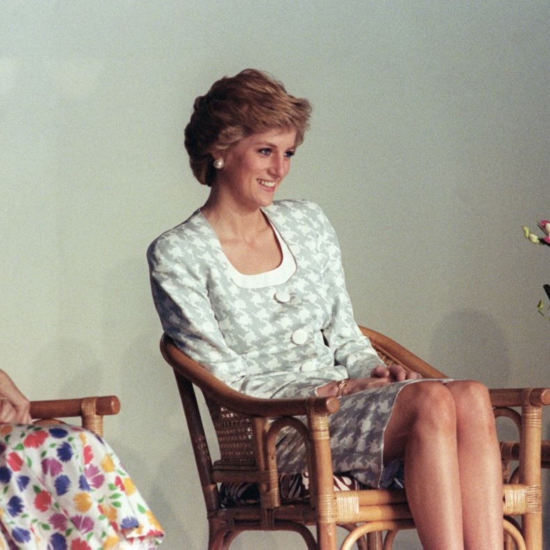 الأميرة ديانا ترتدي تنورة قصيرة