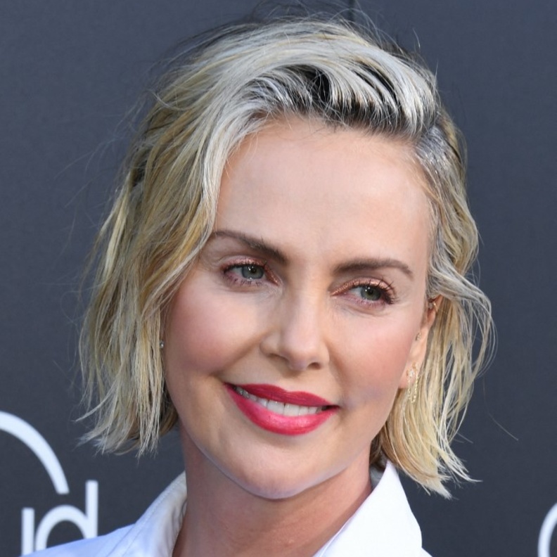 أسرار جمالية لإطلالة شبابية اتبعيها على خطى  تشارليز ثيرون بمناسبة عيد ميلادها الـ 47