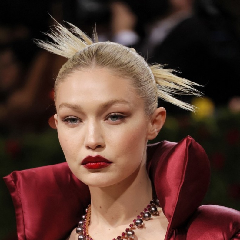 تميّزي بتسريحات شعر مرفوعة للسهرات بأساليب النجمات العالميات