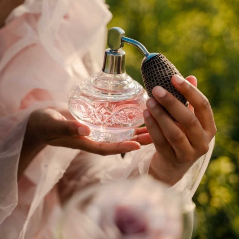أحدث 6 عطور جذابة تعكس شخصية الصبايا بمكونات طبيعية