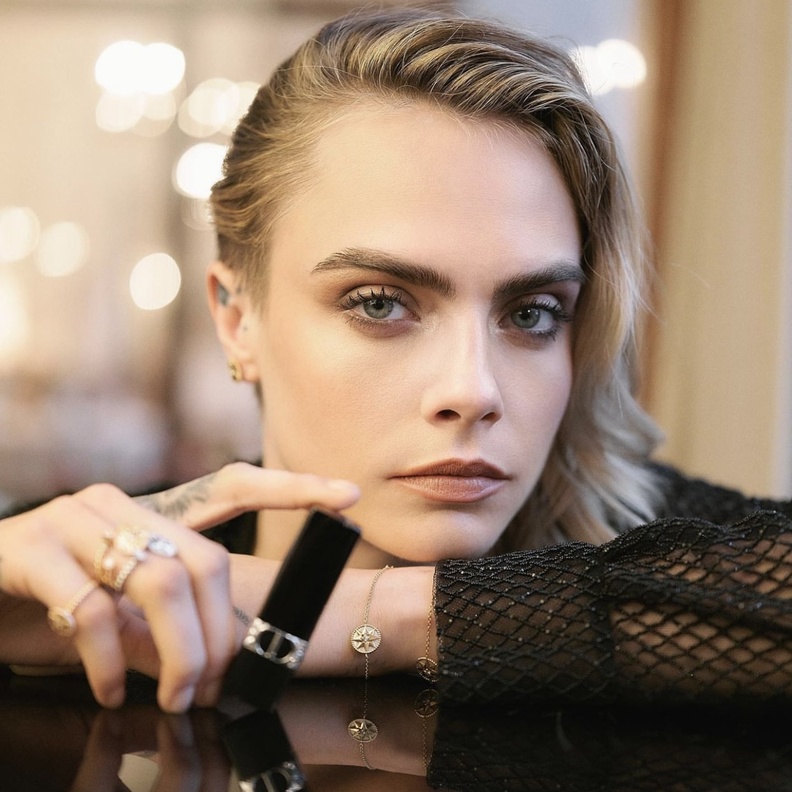أدوات تطبيق المكياج النيود لمكياج عيون بأسلوب كارا ديليفين Cara Delevingne - الصورة من حسابها على انستغرام