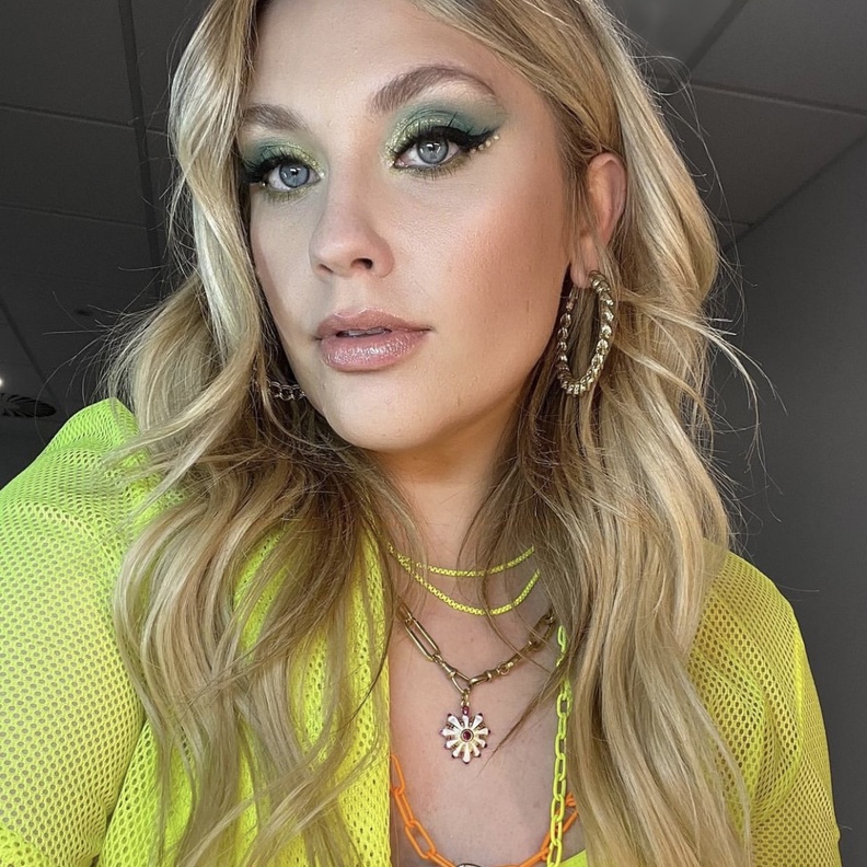 أكسسوارت العين وظلال خضراء لمكياج جذاب للصبايا بأسلوب ايلا هندرسون  Ella Henderson - الصورة من حسابها على انستغرام