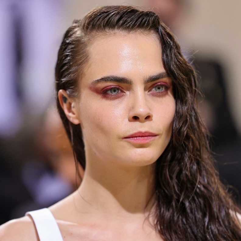 طريقة اختيار ألوان أحمر الشفاه مع ظلال العيون لصاحبات البشرة البيضاء بأسلوب  Cara Delevingne