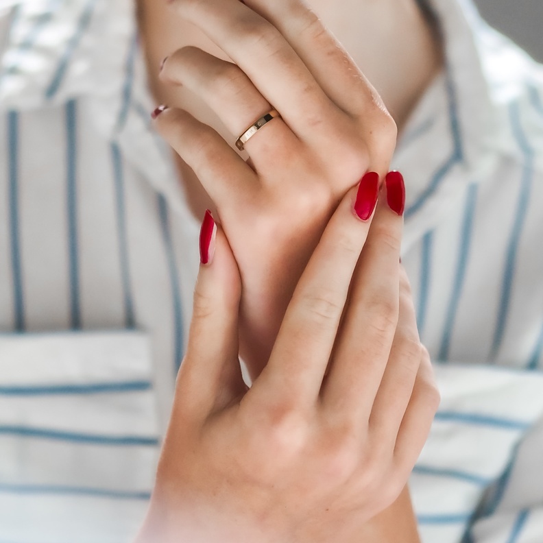 حلول طبيعية لعلاج تجاعيد اليدين واستعادة مظهرهما الشبابي