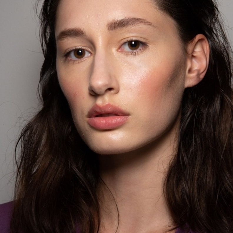 حلول طبيعية للوجه المترهل بعد الأربعين