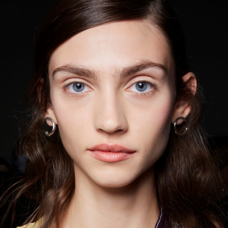 حيل ذكية لبشرة رطبة في الصيف