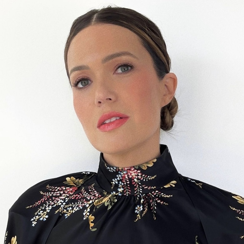 خطوات تطبيق المكياج الوردي للحصول على إطلالة Mandy Moore - الصورة من حساب Kelsey Fisher على انستغرام