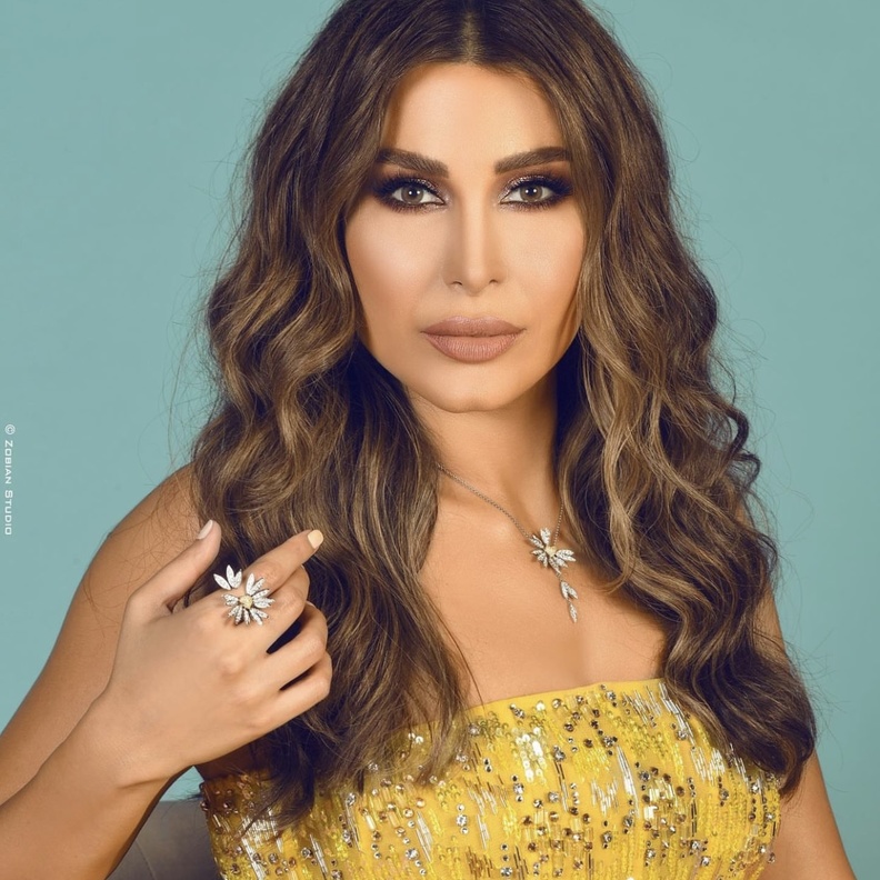 خطوات تطبيق تسريحات الشعر الويفي مع الفرق النصفي بأسلوب يارا