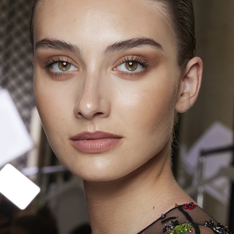 رسمات مكياج برونزي مات في يوم المرأة الإماراتية 2022 من دار Zuhair Murad